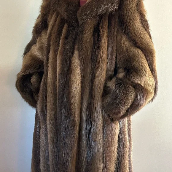 Luxurious Beaver/Fox Full-Length Fur Coat - Picture 9 of 13